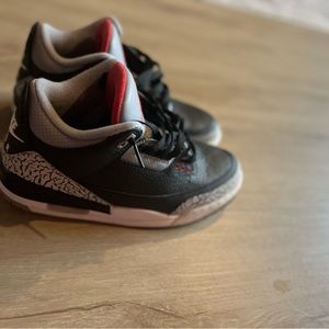 Jordan 3’s black cement size 8
